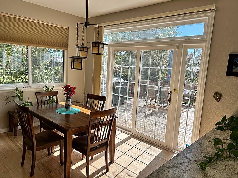 Breakfast/Lunch Dining - South Facing