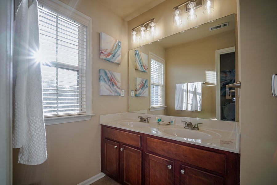 Full bathroom 2/upstairs