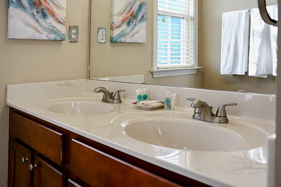 Full bathroom 2/upstairs