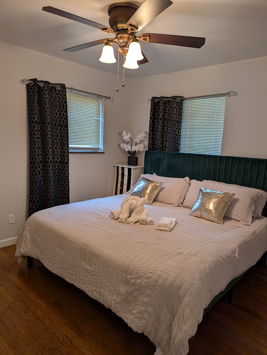 bed room 1 with king bed