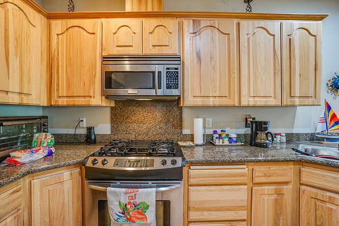Gas cooktop and built-in microwave