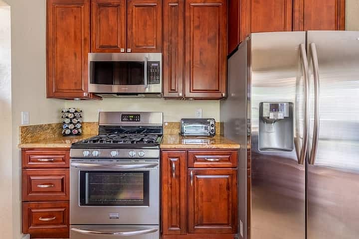 The full-sized fridge, microwave, and stove/oven are all at your disposal!