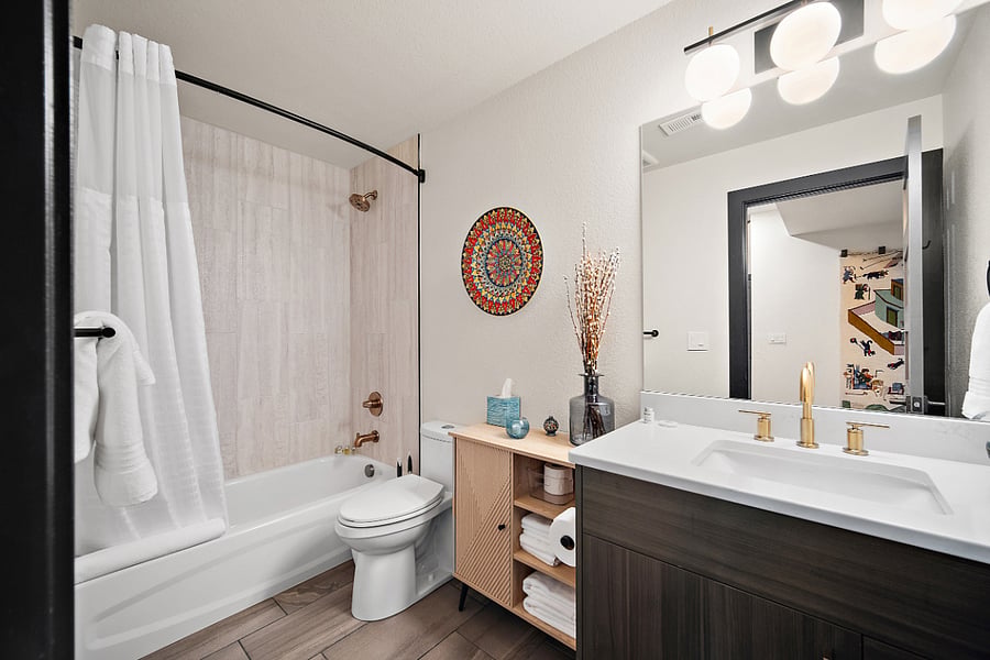 +2nd Floor
+Primary Suite
+King Bed
+Walk-In Closet
+Attached Bathroom
+Desk
+Dresser
+TV