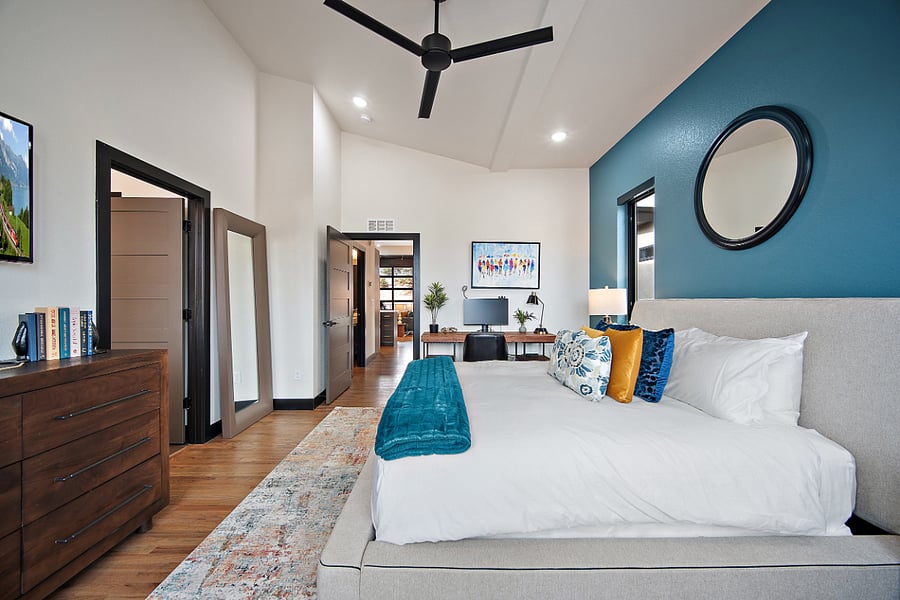 +2nd Floor
+Primary Suite
+King Bed
+Walk-In Closet
+Attached Bathroom
+Desk
+Dresser
+TV