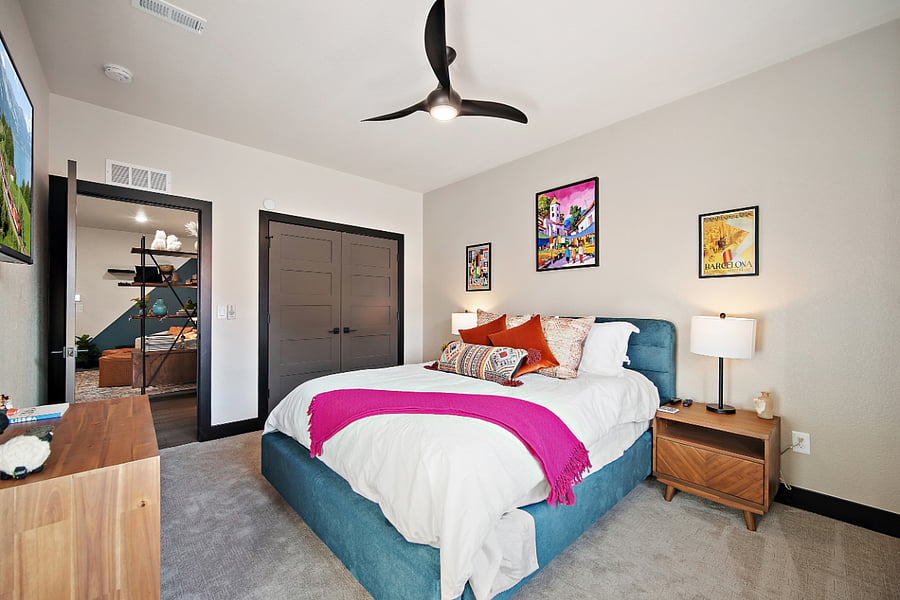 +1st Floor
+Queen Bed
+Bedroom 1