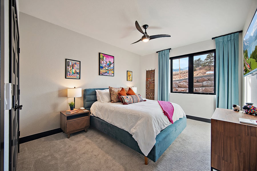 +1st Floor
+Queen Bed
+Bedroom 1