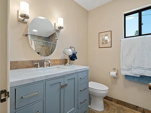 Principal bedroom bathroo,m