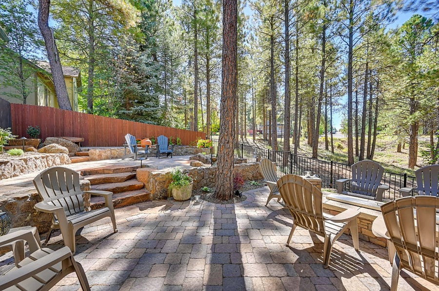 Yard with hot tub and firetable