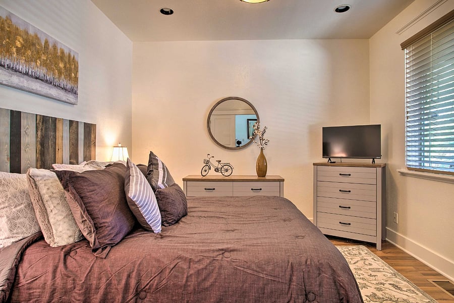 First floor- Queen bedroom
