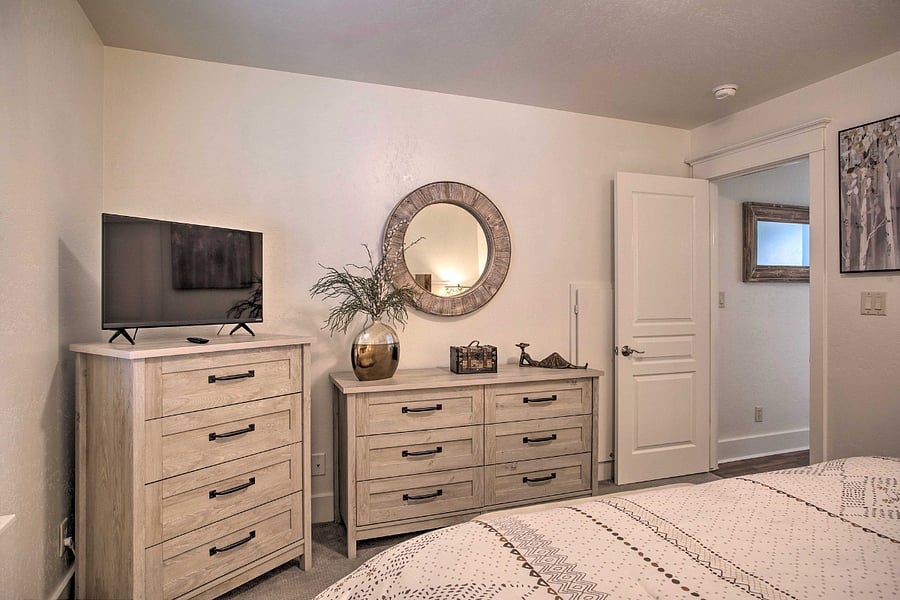 Second floor-king bedroom