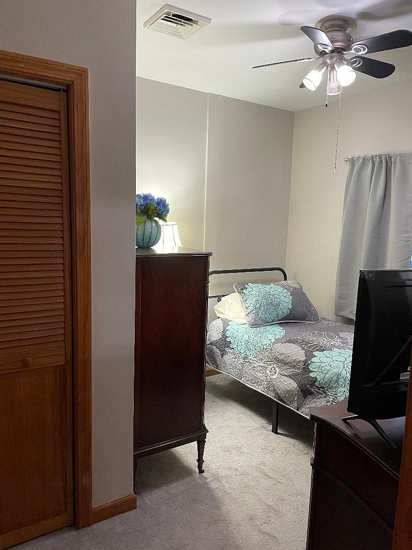 small gray bedroom - single bed
