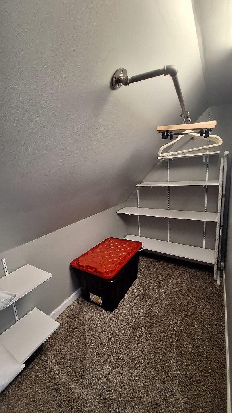 closet in the twin bed room