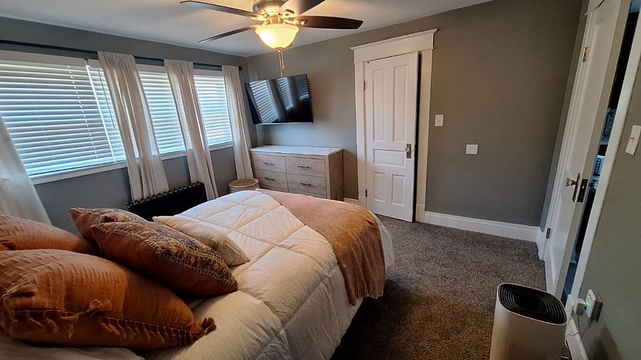 bedroom with queen size bed