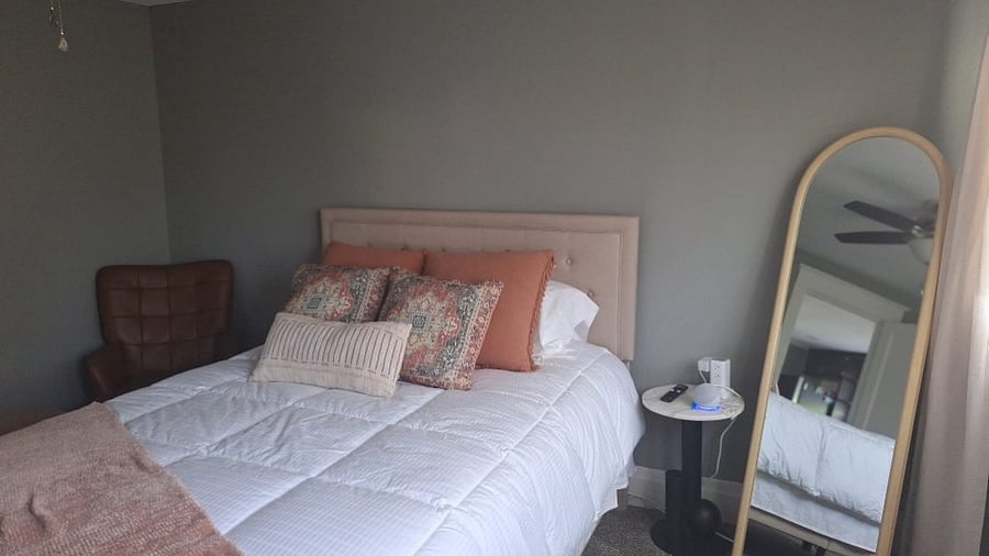 bedroom with queen size bed