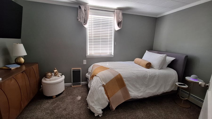 bedroom with single bed