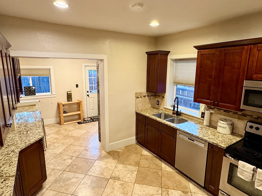 Full kitchen/bar/storage