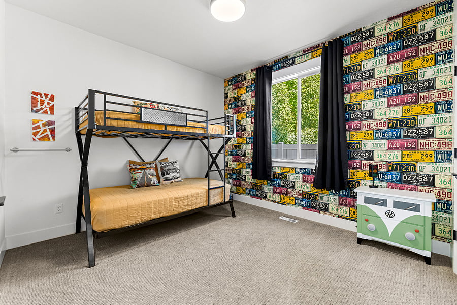 Great kid friendly bedroom space with 2 twin bunkbeds.