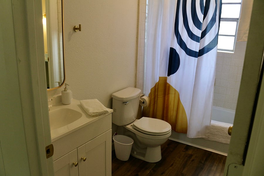 full bath with private access to the master bedroom