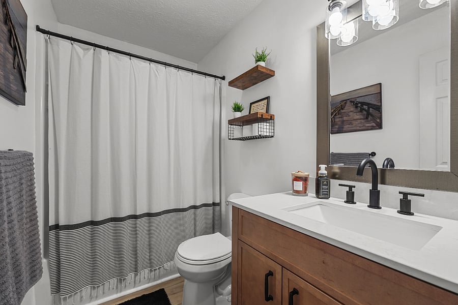 1st floor Hallway bathroom with shower/tub combo
