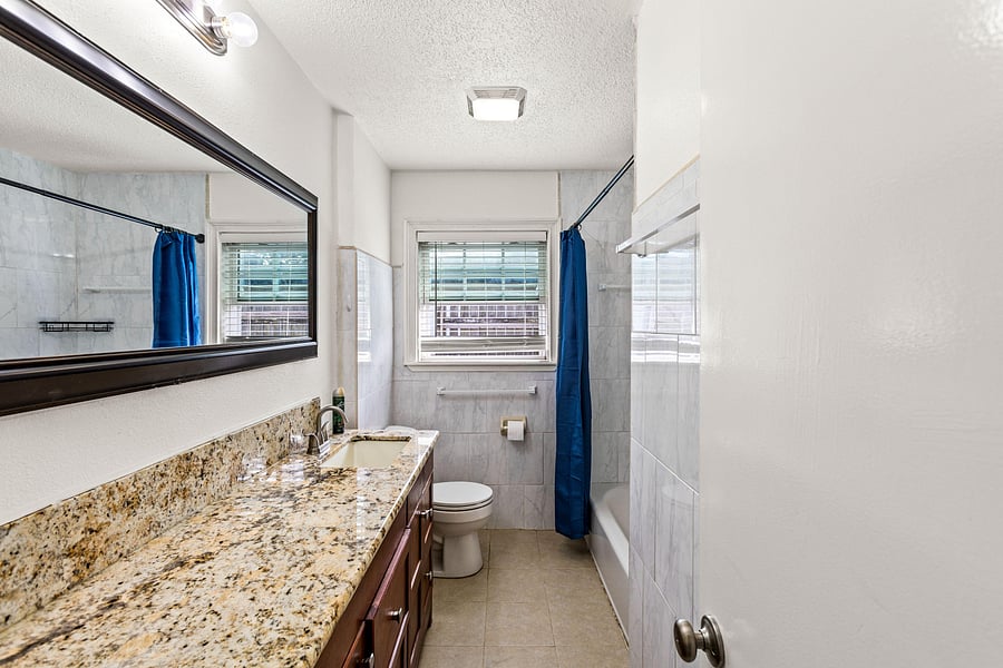 Bathroom1_Pic1