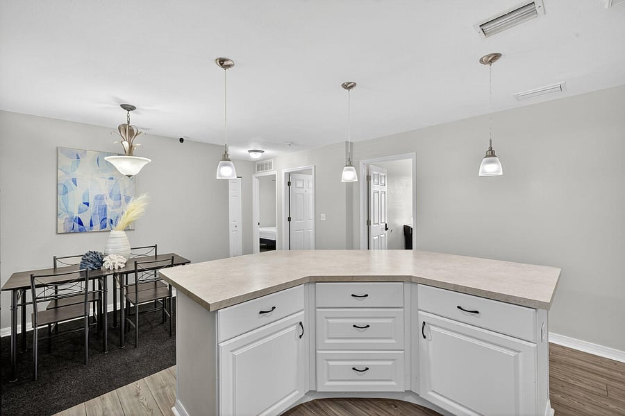 Large Island located in the middle of the kitchen