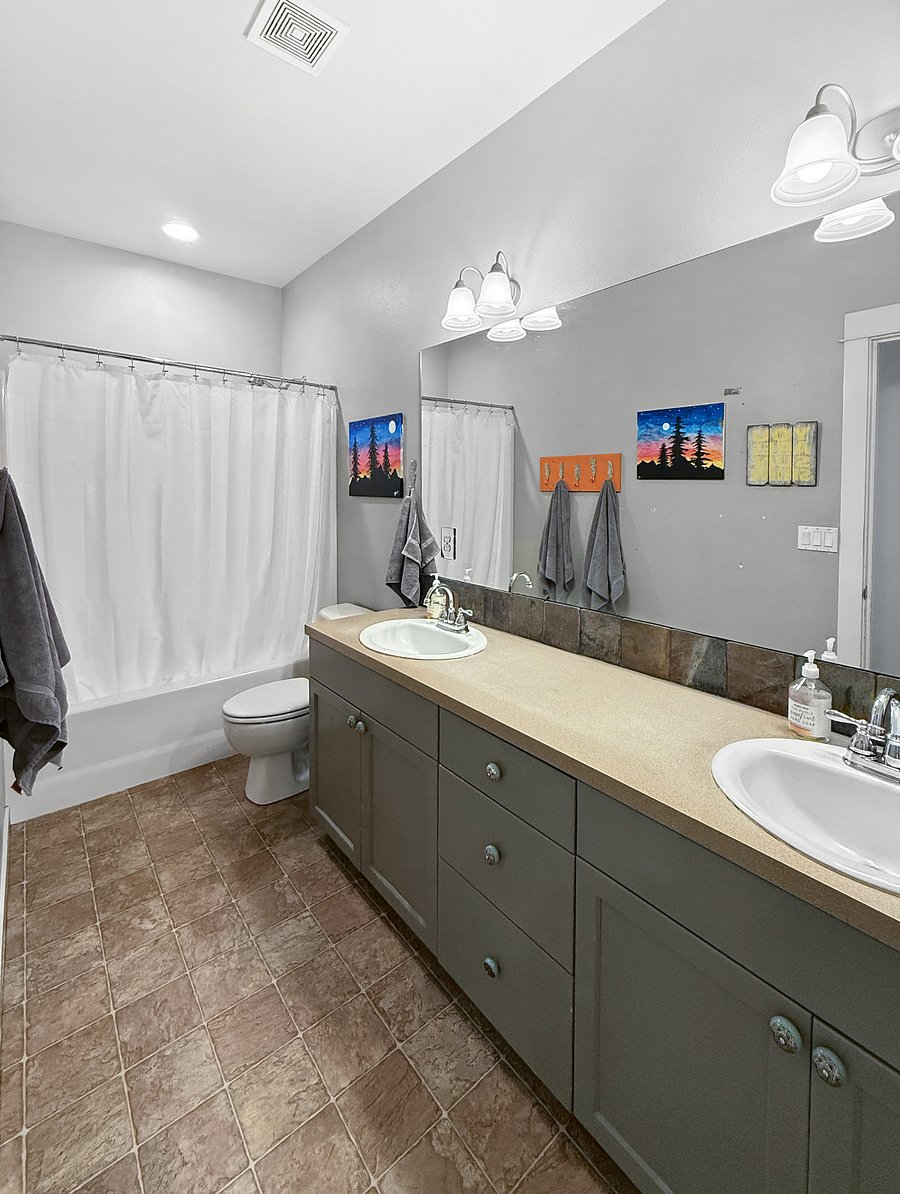 Bathroom shared by tenants of the two bedrooms available.