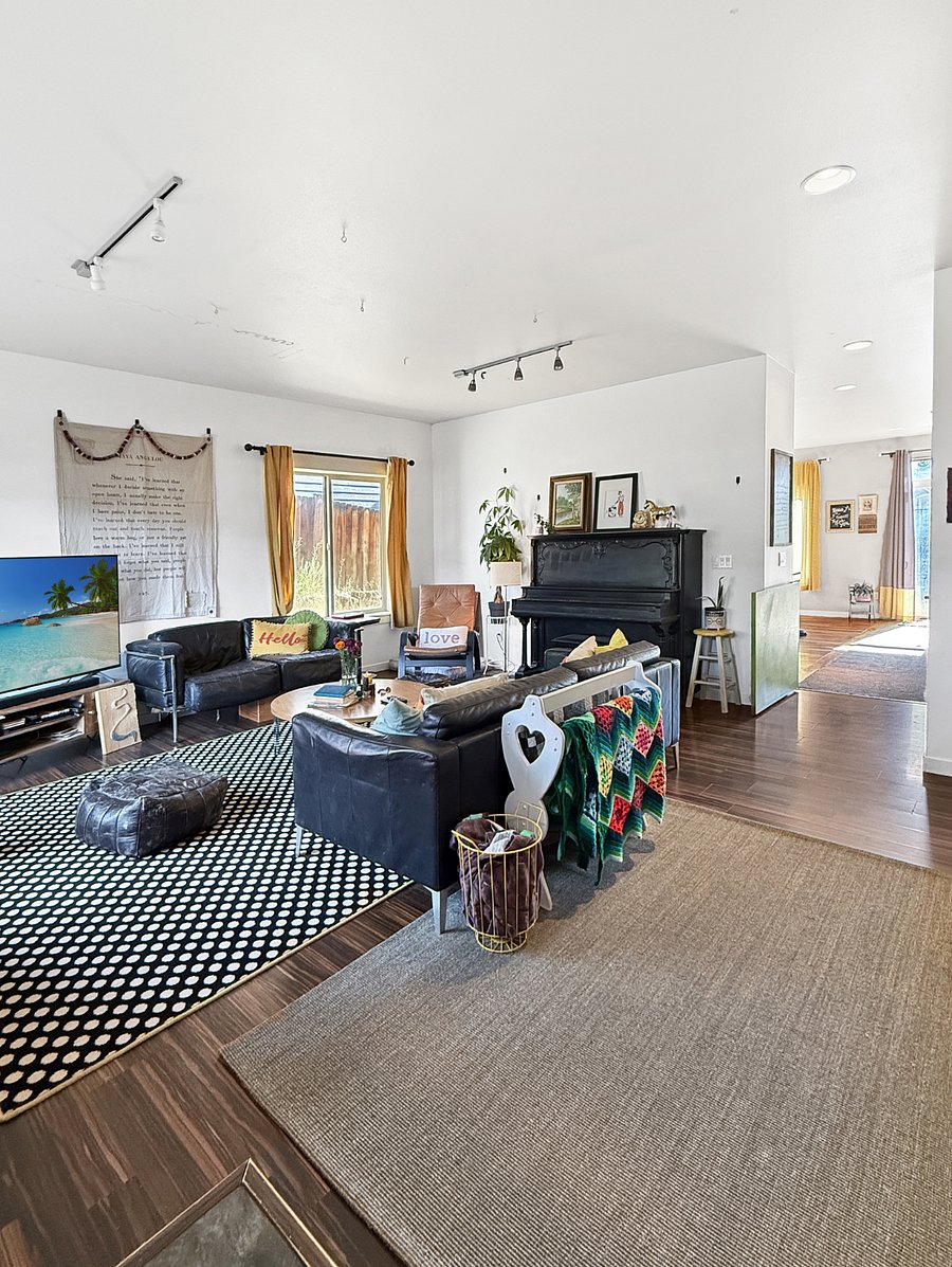 Front room (common space)