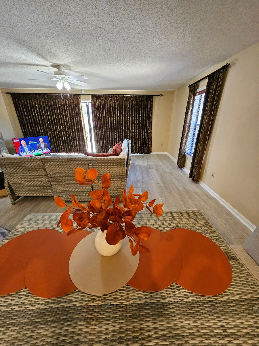 Warm and Inviting color Pallet. Changes with seasonal accents.