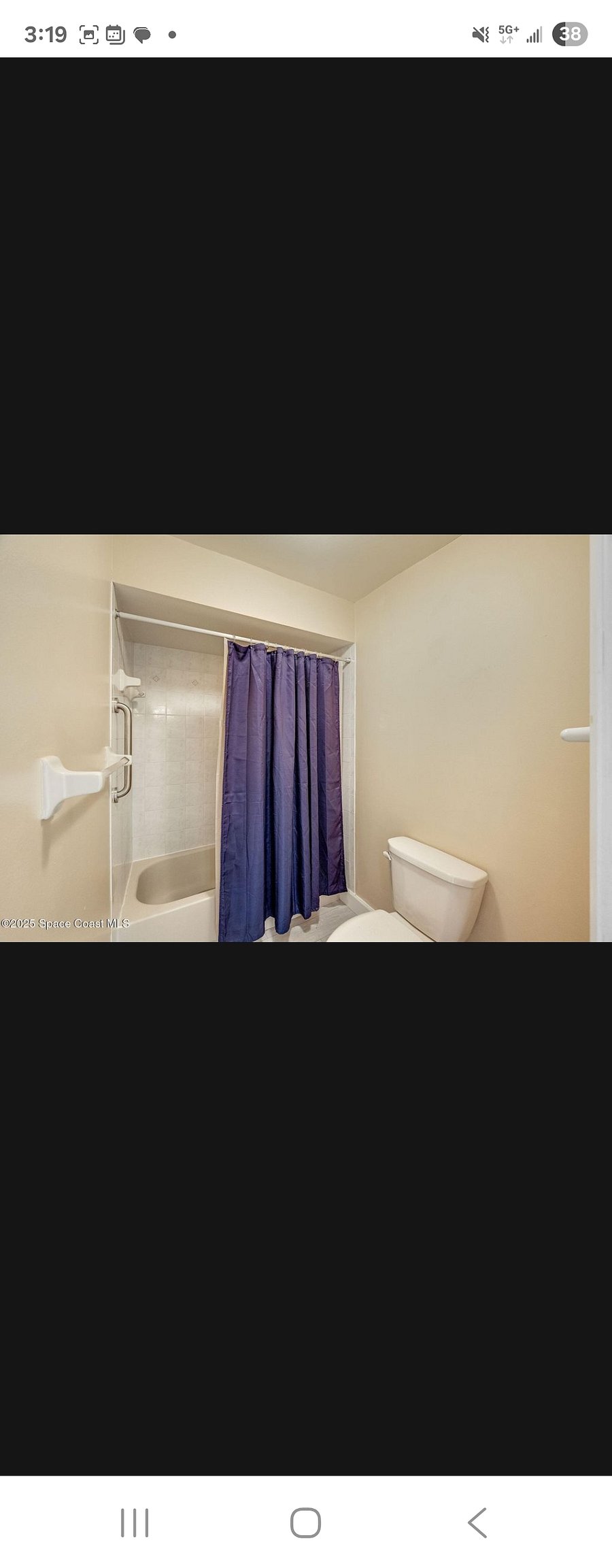 Each bedroom has it's own bathroom . Each bathroom has a tub and shower combination. There is one bedroom/bath on the main floor (the 2nd floor) and two bedroom each with their own bathroom on the top floor (the 3rd floor)