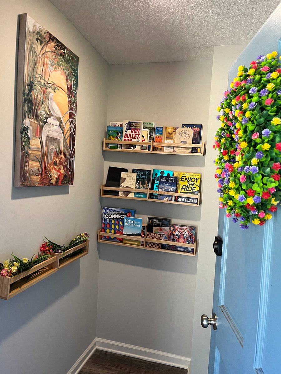 Reading nook in entrance 