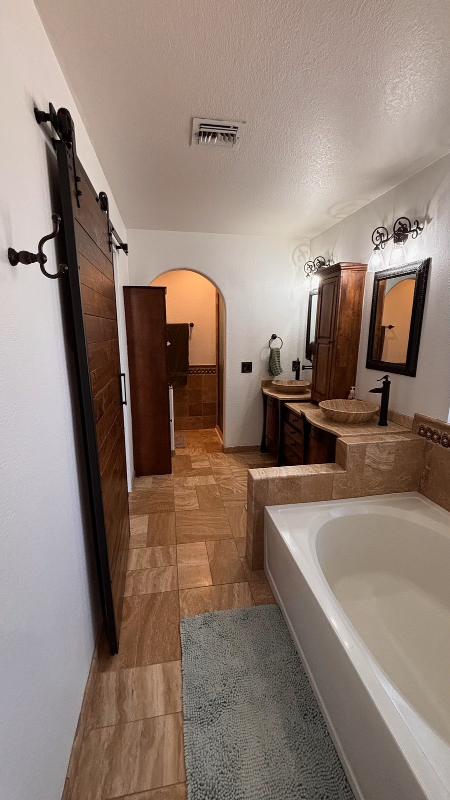 1st Bedroom En Suitebath