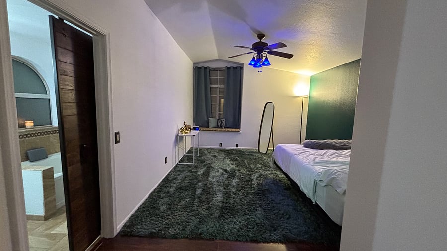 1st Bedroom En Suite 1 Queen adjustable bed, Bay window, shower, garden tub, double sink