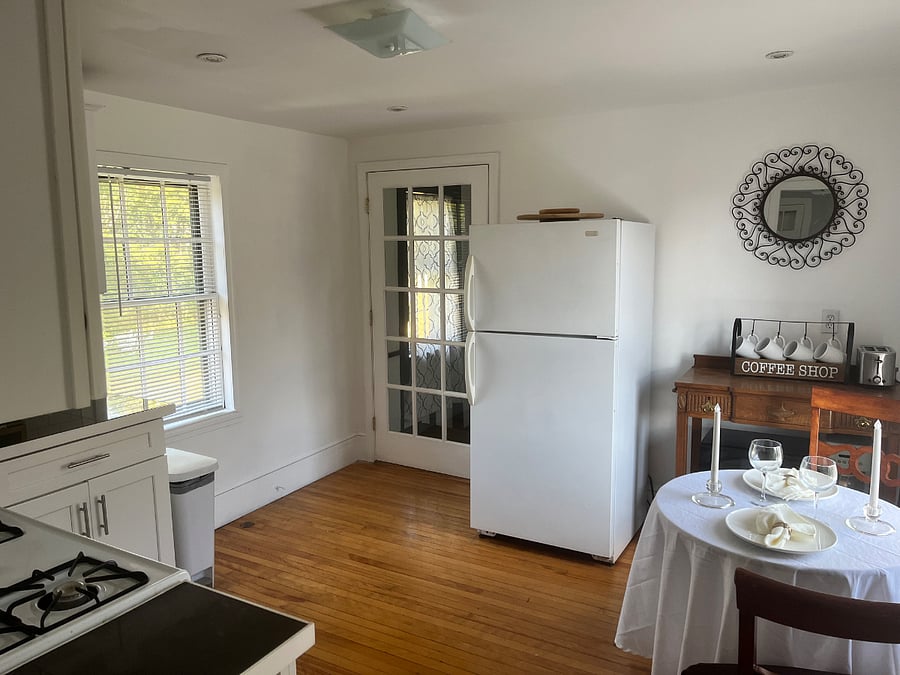 Eat-in kitchen with full size appliances