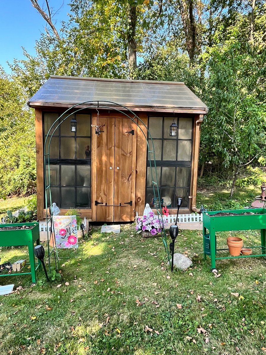 Seasonal greenhouse