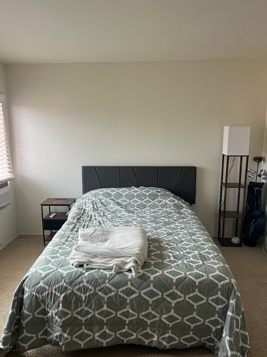 The room furnished with a queen size bed (golf clubs not included : )