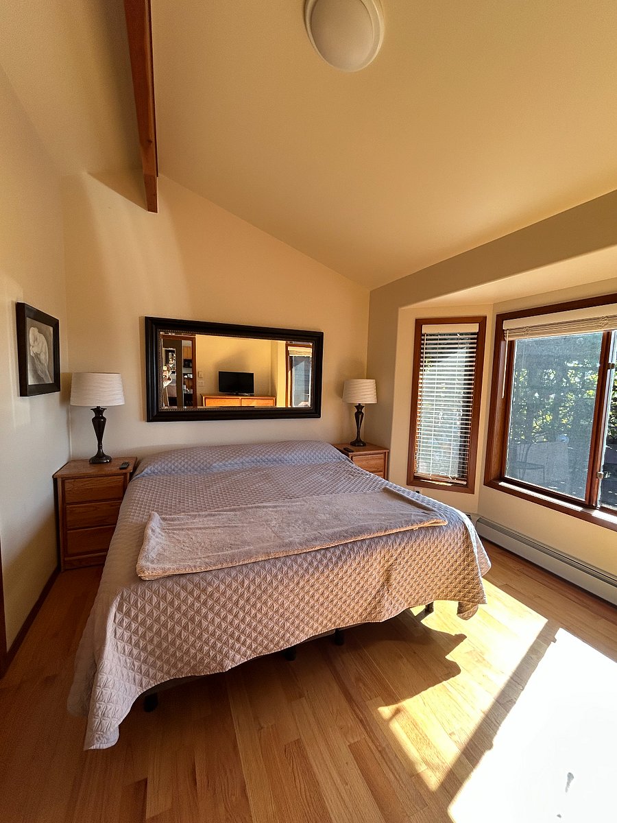 Master Bedroom, King adjustable bed with Nectar XL Twin mattresses