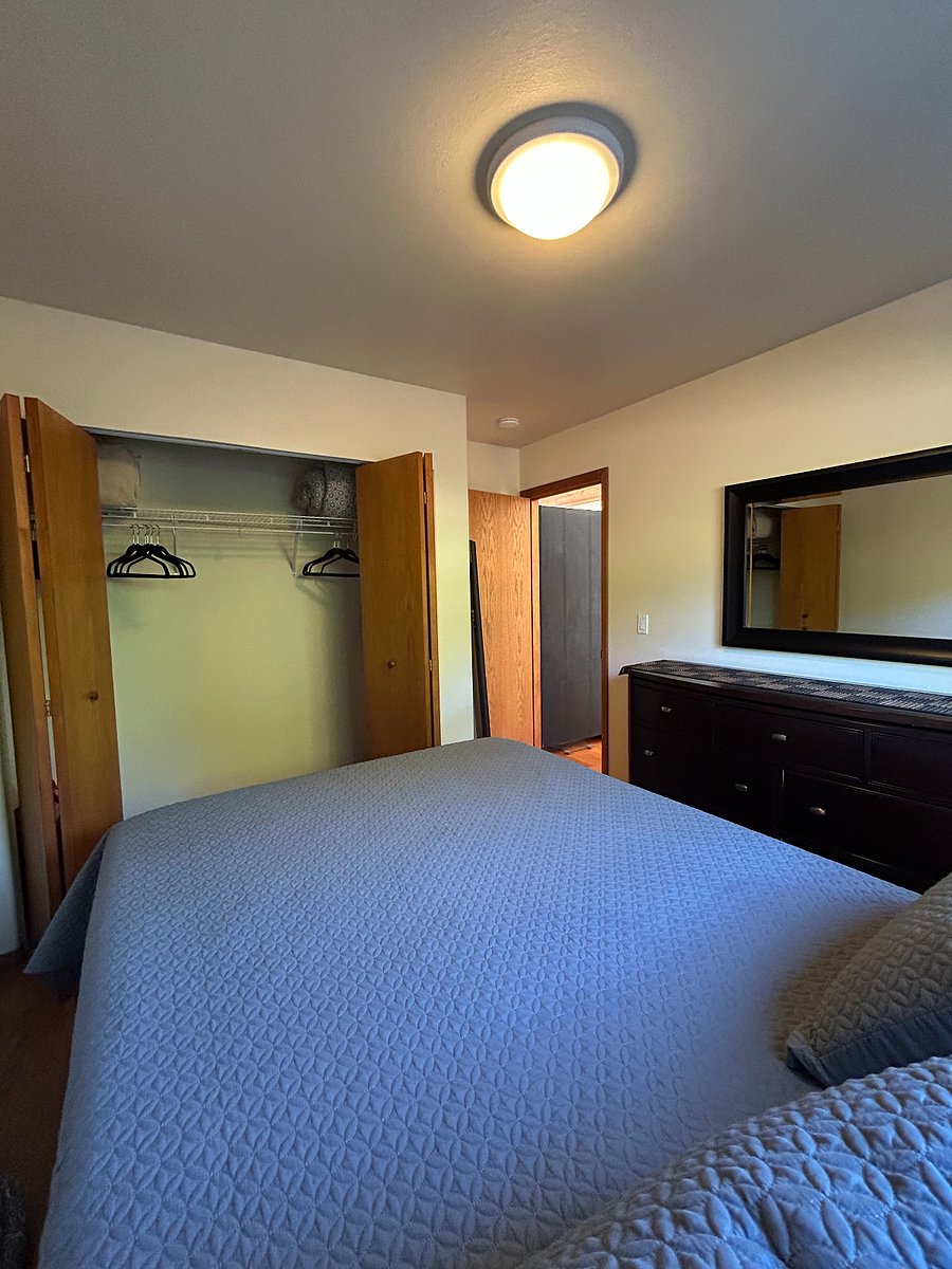 Guest Bedroom, Queen Bed with Sleep Innovations Mattress, Spacious Closet