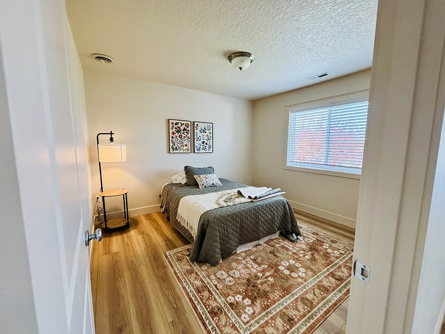 Guest room with Queen bed