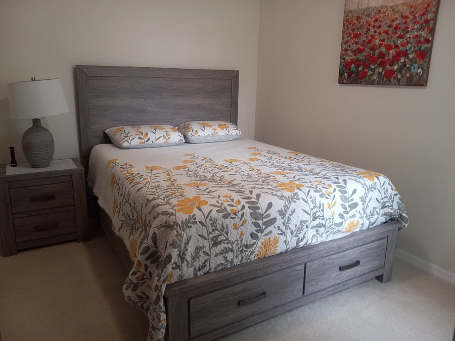 Guestroom with Queen Bed