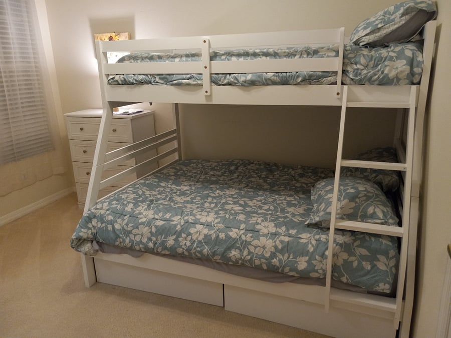Guest room with lower double bed and twin on top