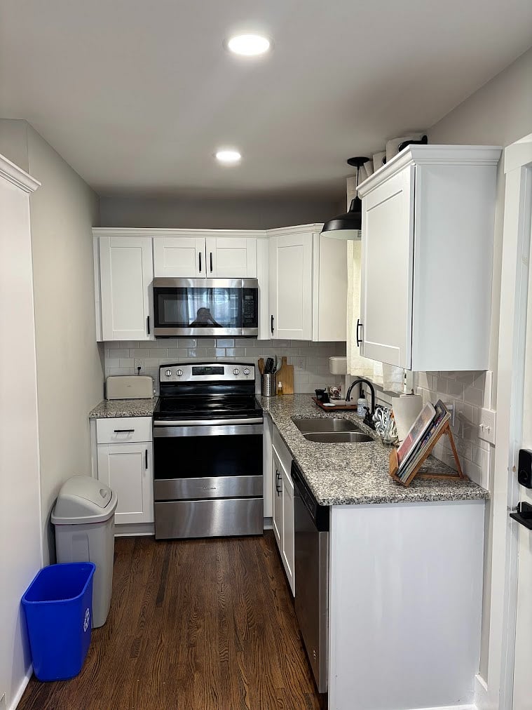 full size kitchen with microwave, oven, stovetop, dishwasher, toaster, coffee maker (does k-cup and regular)