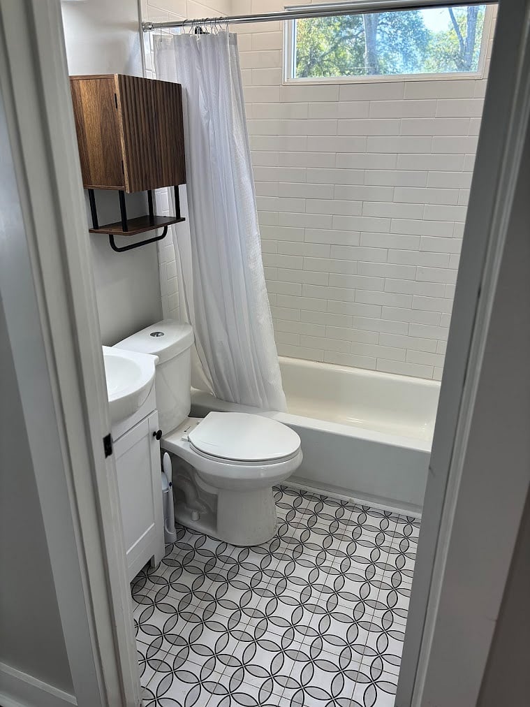 bathroom with shower/tub