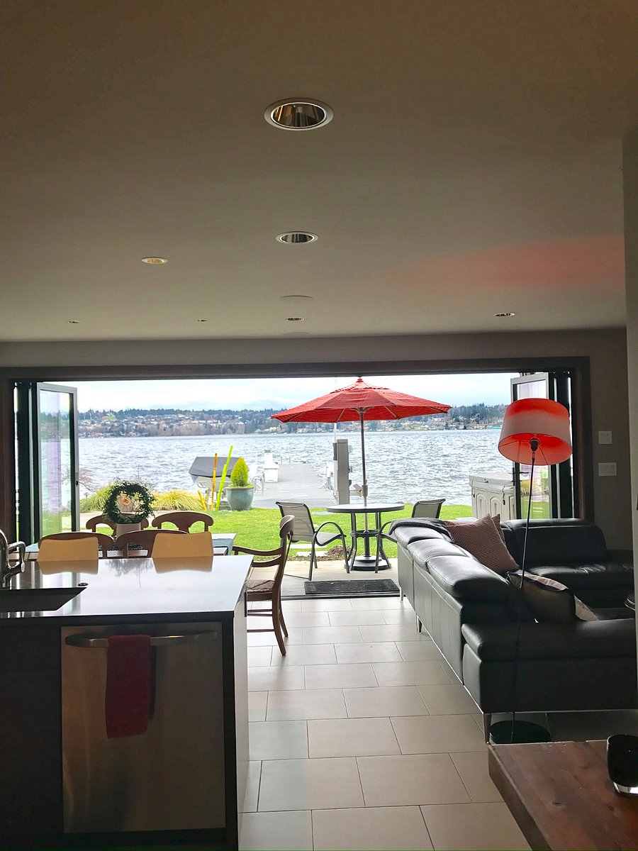 Large doors that open to the lake