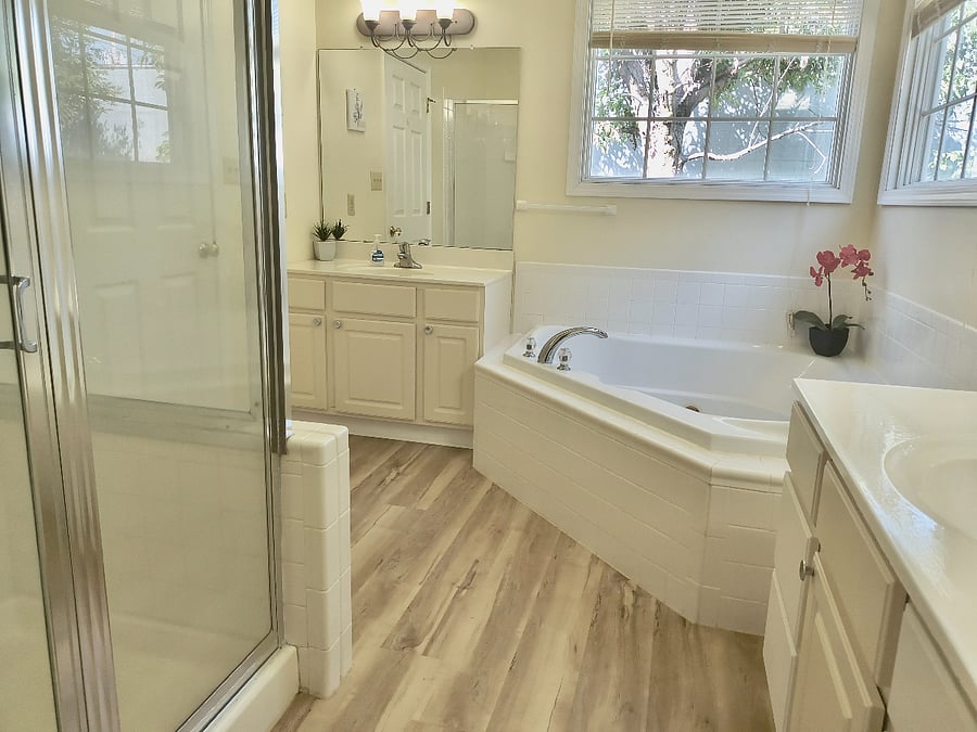 En-Suite #1 Bathroom with jacuzzi