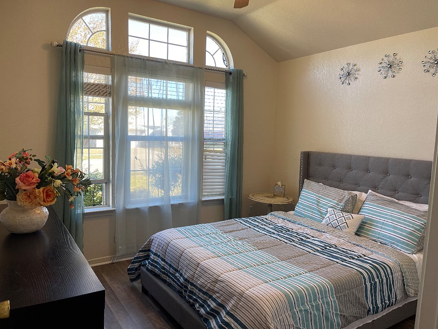 Second bedroom with queen bed