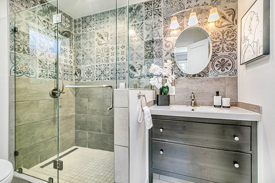 1 bed, 1 bath space. Bathroom was remodeled in 2019. The walls are tiled.