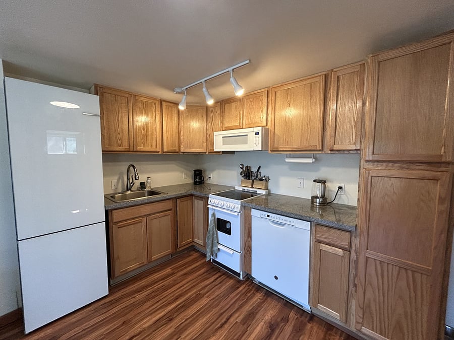 Full size kitchen with brand new appliances