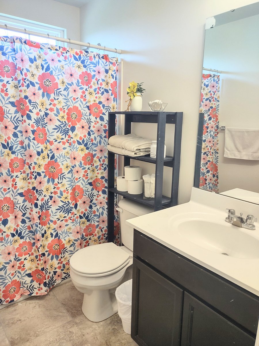 2nd full bath with tub/shower combo