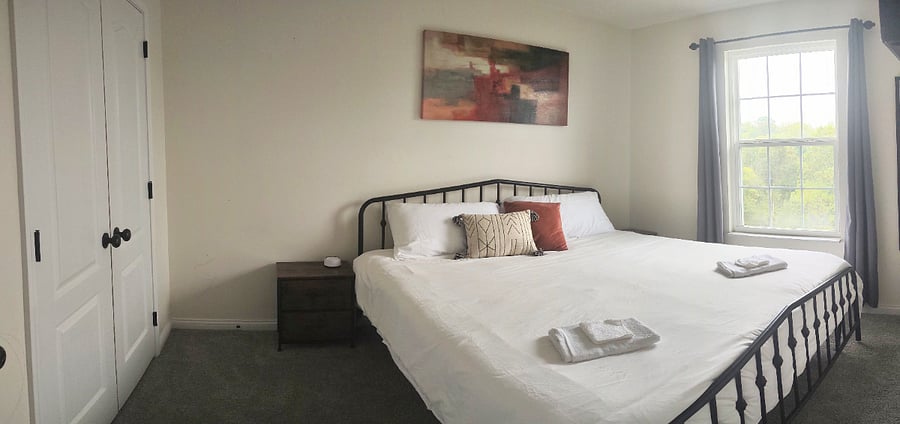 Bedroom 2 with king bed and Smart Tv