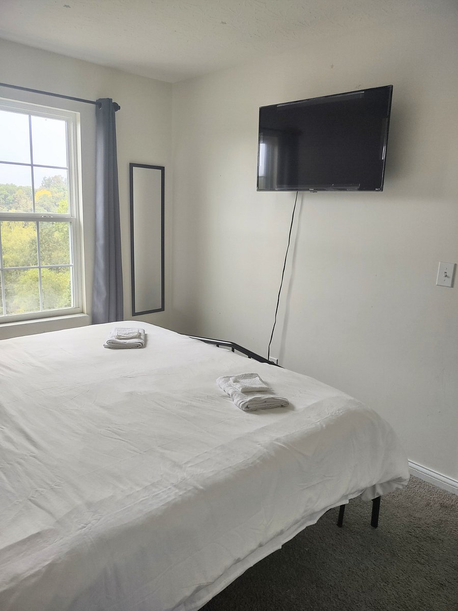 Bedroom 2 with king bed and Smart Tv
